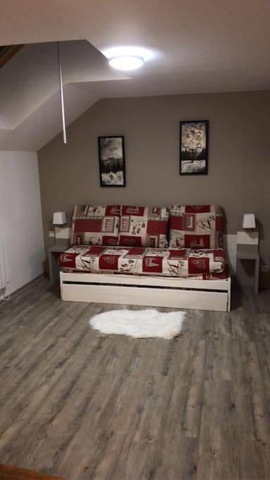 Au Bout Du Bois Piscine Sauna Hammam Accessible En Saison Et Le Logement Accessible Toute L Annee Les Deserts  Luaran gambar